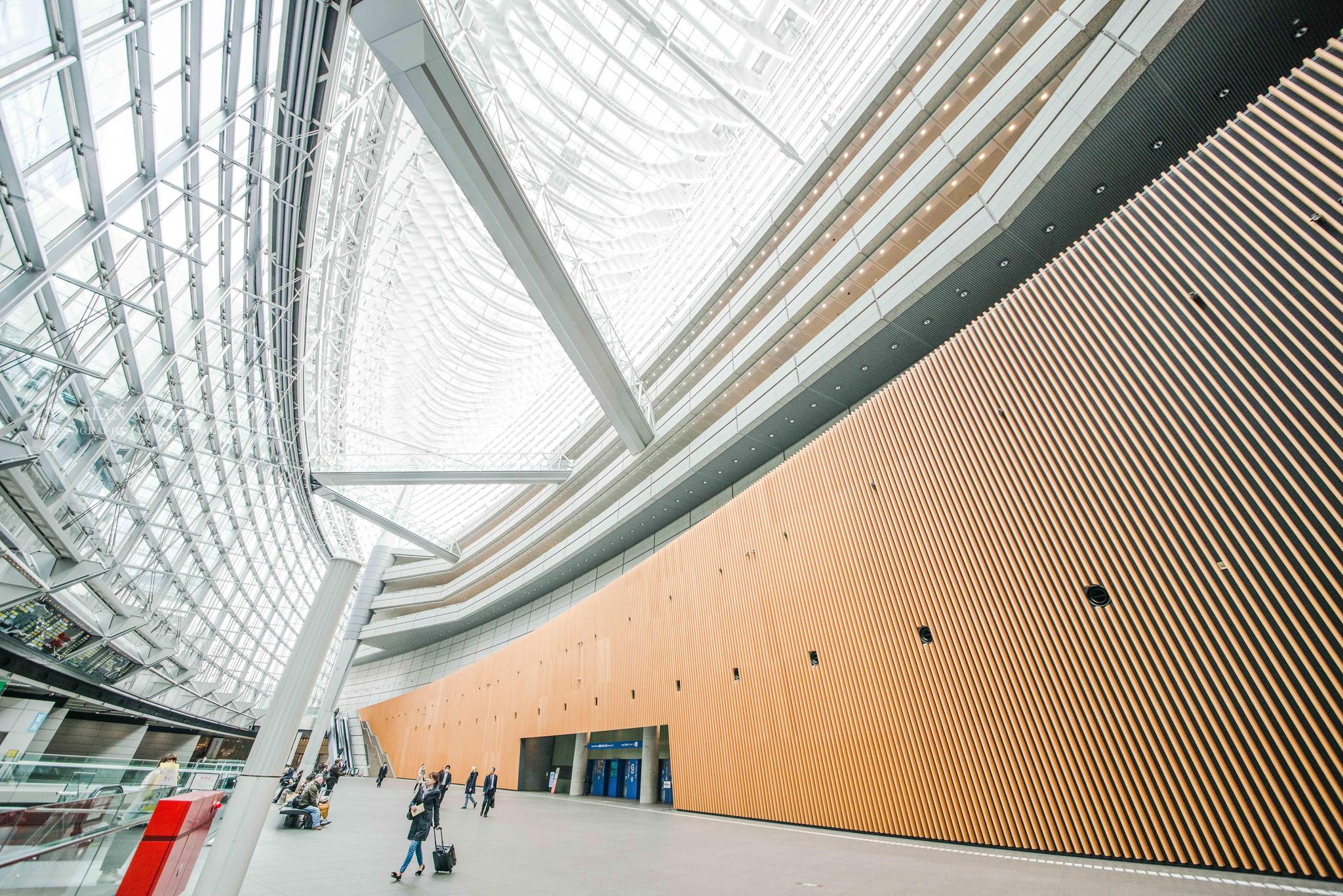 疯狂建筑东京国际会议中心,仅用了两根柱子就撑起