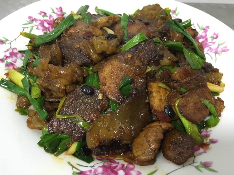 蒜苗苕皮回锅肉的家常做法,好吃