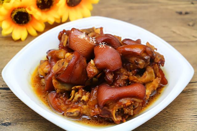 手把手教你秘制红烧猪脚,不腥不腻嚼劲十足,上桌就被抢光了