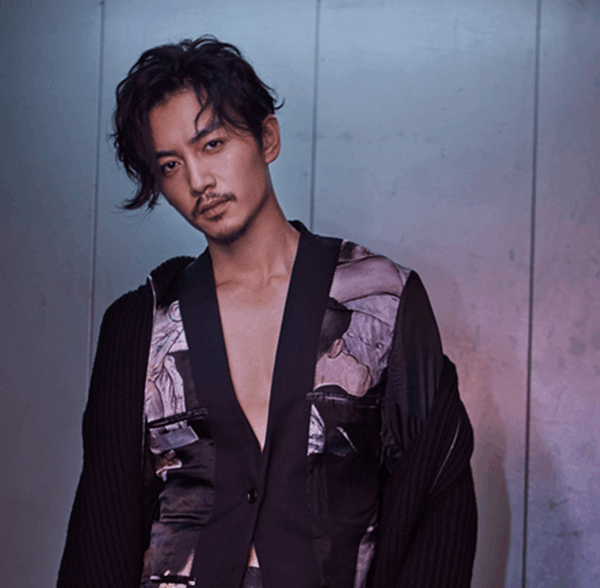 陈晓又换新发型为新戏变板寸美人尖亮了