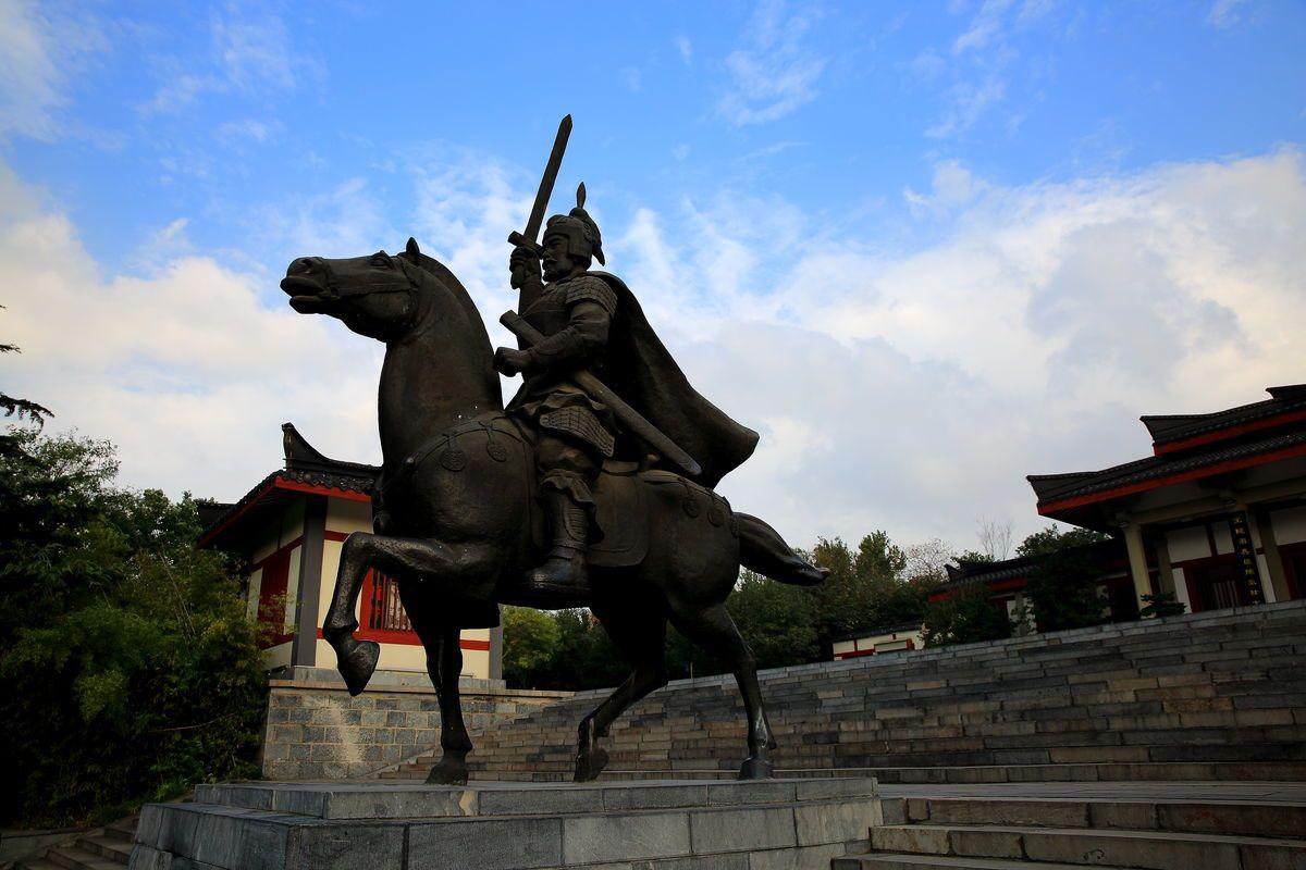 第一个方法便是做个"皇二代",含着金汤匙出生在帝王之家,享受祖辈的