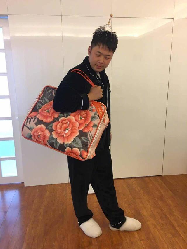 杜海涛新包两万七,网友:不就是东北大棉被,我妈陪嫁的那种!