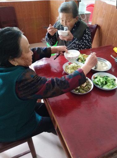 两闺蜜,10岁时分离,62年后重逢,还未言语已泪流满面!