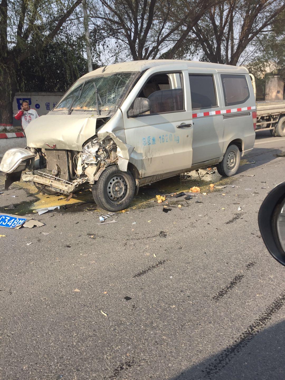 保定两辆五菱面包相撞,这次"神车"没能开挂,都被撞惨!