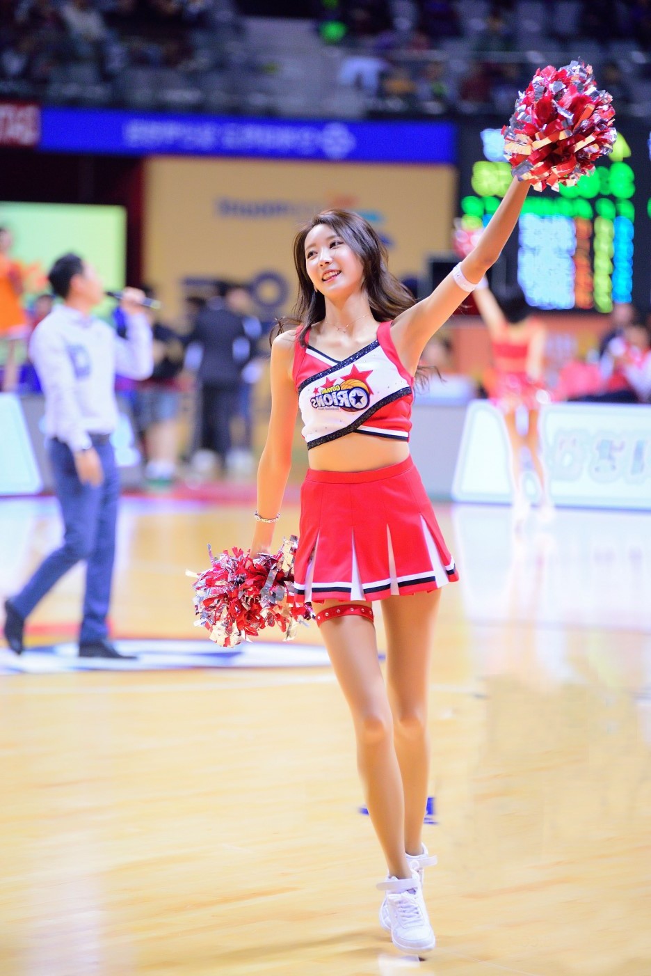 运动会上活力青春的啦啦队美女小宝贝