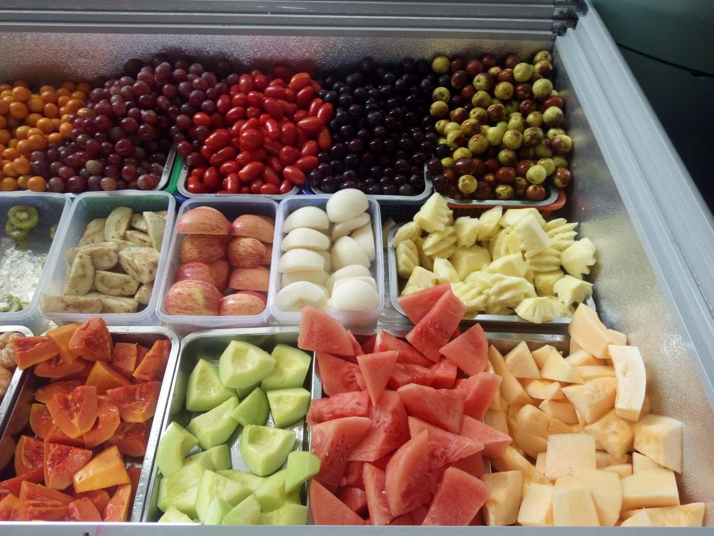 福建大叔水果批发不做,在食堂摆起水果摊,每天几百人排队光顾!