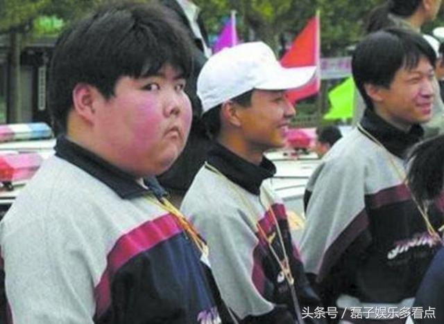 "维密秀"你们只看奚梦瑶摔倒,而忽略了台下明星的表情包