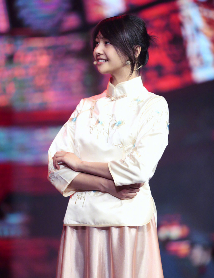 郑爽素颜彩排眉目清秀 一身民国装文艺气质尽显