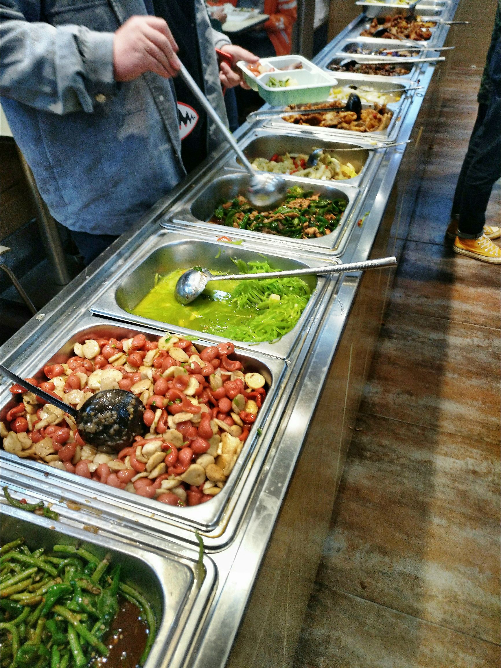 20元管饱的自助餐你吃过没?有荤有素,人人都可以吃的很好