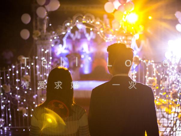 男子跪地向女子求婚,女子的做法让周围人瞬间懵了