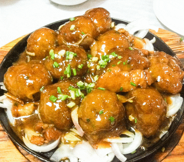 山粉圆子烧肉,是安庆特产,具有浓郁的地方特色,在外地根本吃不到.