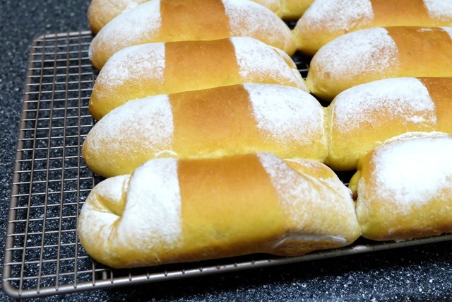 早餐剩的南瓜泥,我用来做面包,出炉就被抢着吃!