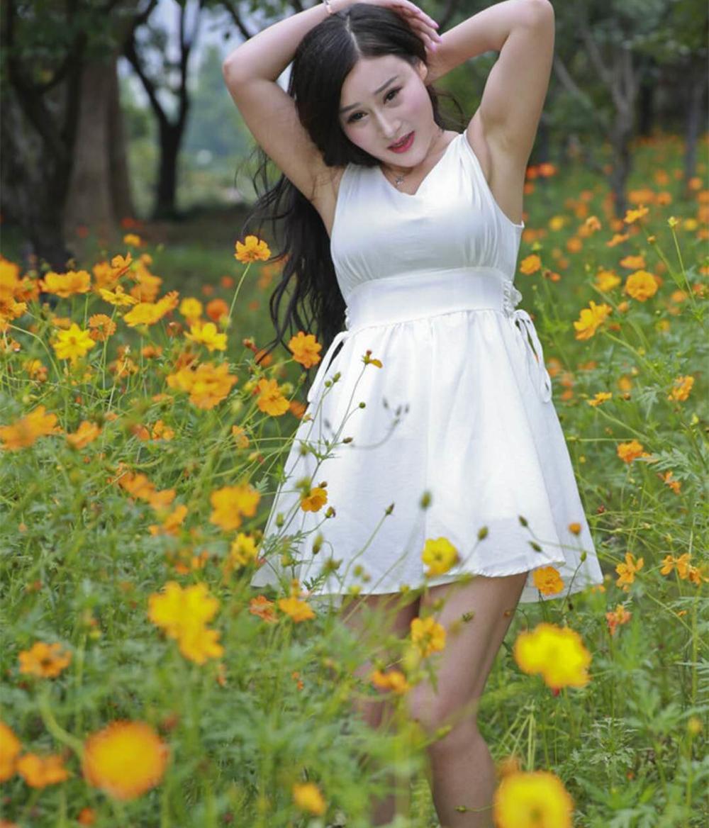 街拍: 46岁的美妇, 身材丰腴, 一袭白色短裙风韵犹存