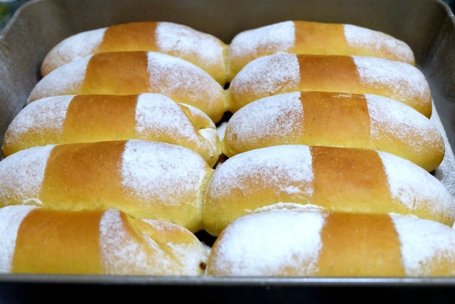 早餐剩的南瓜泥,我用来做面包,出炉就被抢着吃!