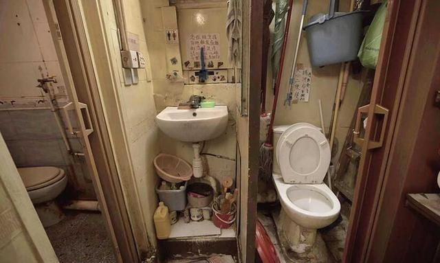 实拍香港棺材房24户共用一个马桶