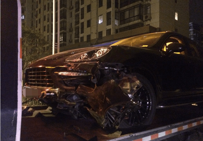 保时捷卡宴对撞电动车,车主当场崩溃