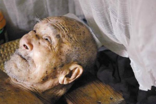 老父亲过世,老大老二争家产,而老三却什么都不要,回家后傻眼了