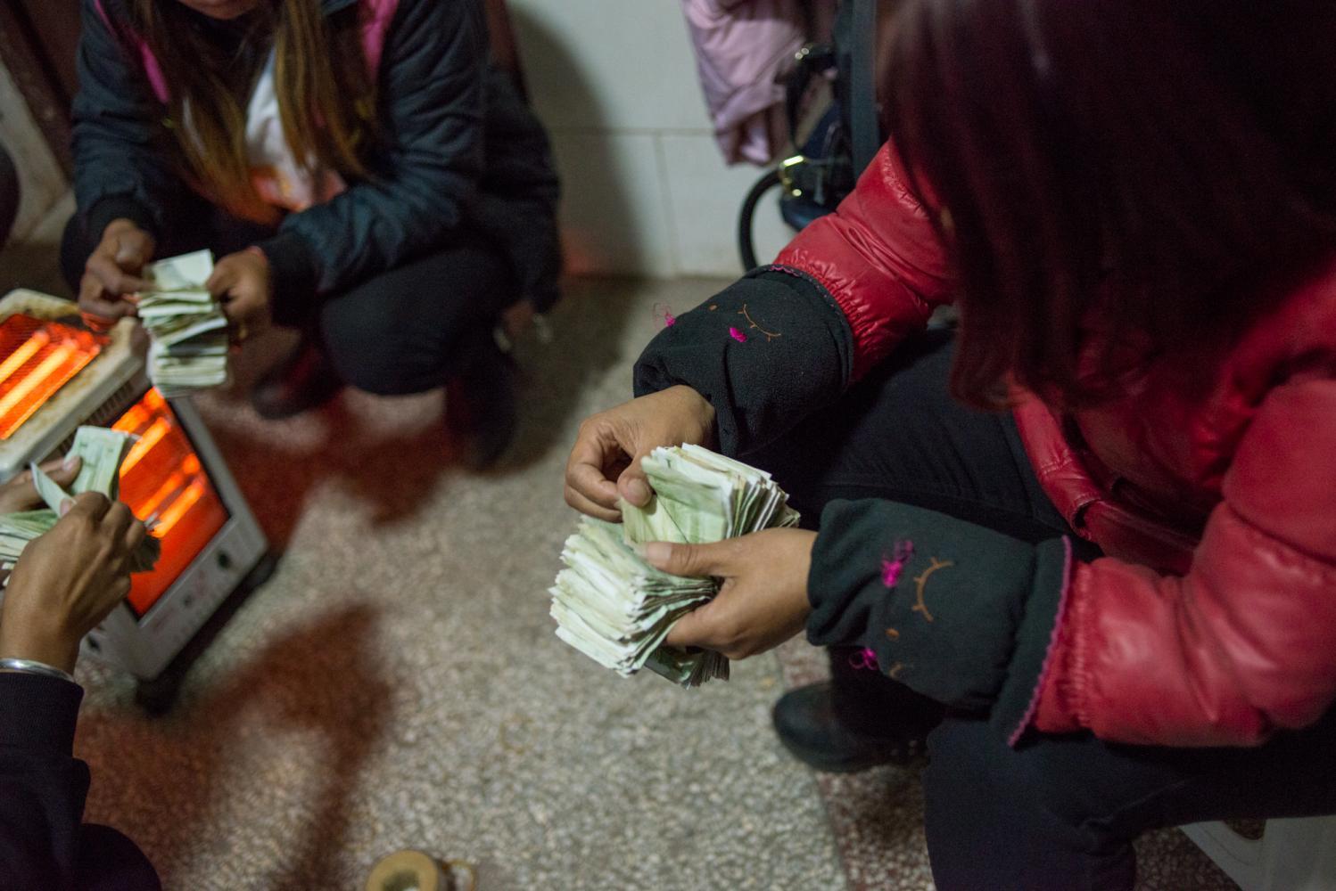 数钱数到烦,公交公司下班前的场景,零钱倒在地上围着数