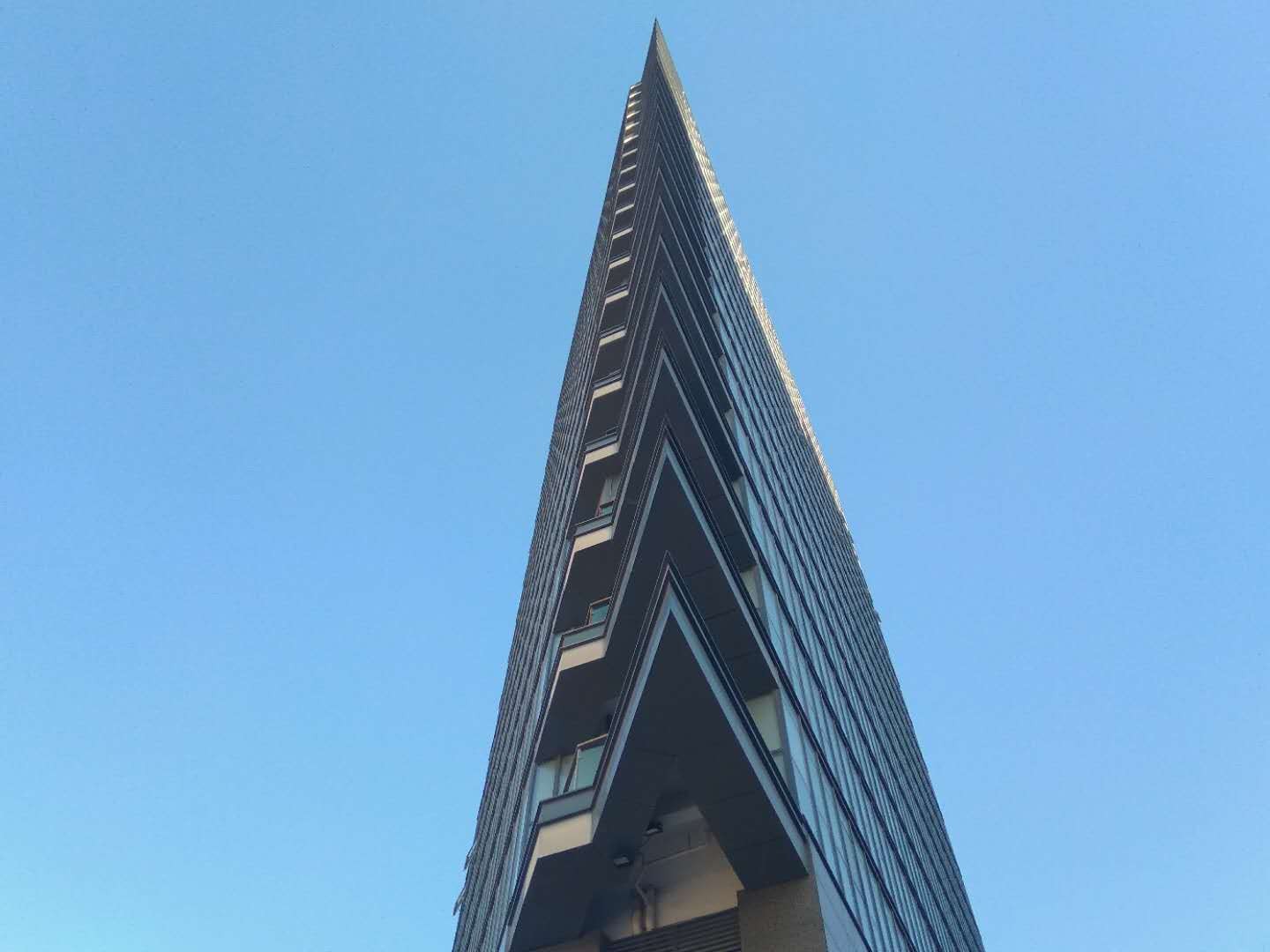 北京惊现刀刃楼形似刀刃巍峨壮观