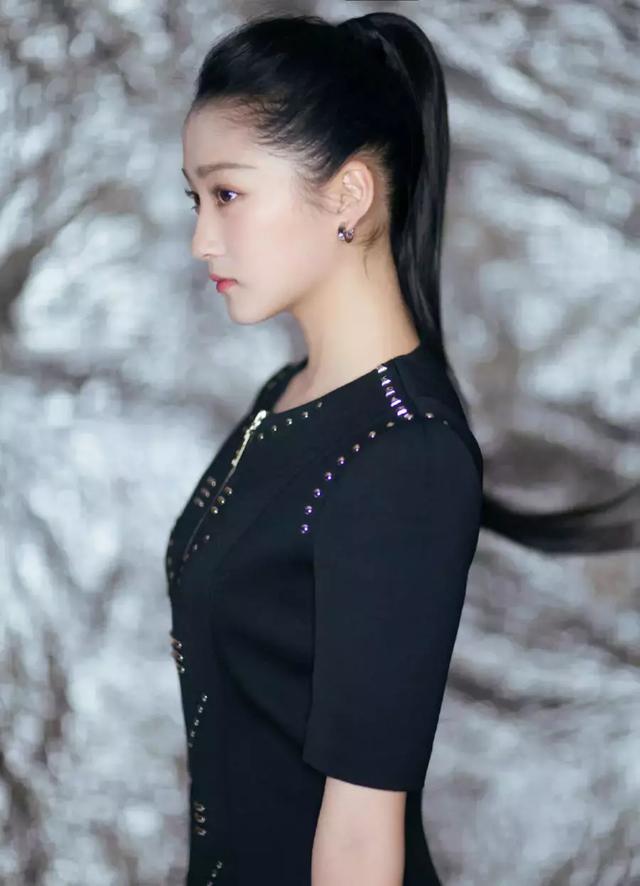 关晓彤张雪迎都用胎毛刘海来减龄,宋茜却掀起