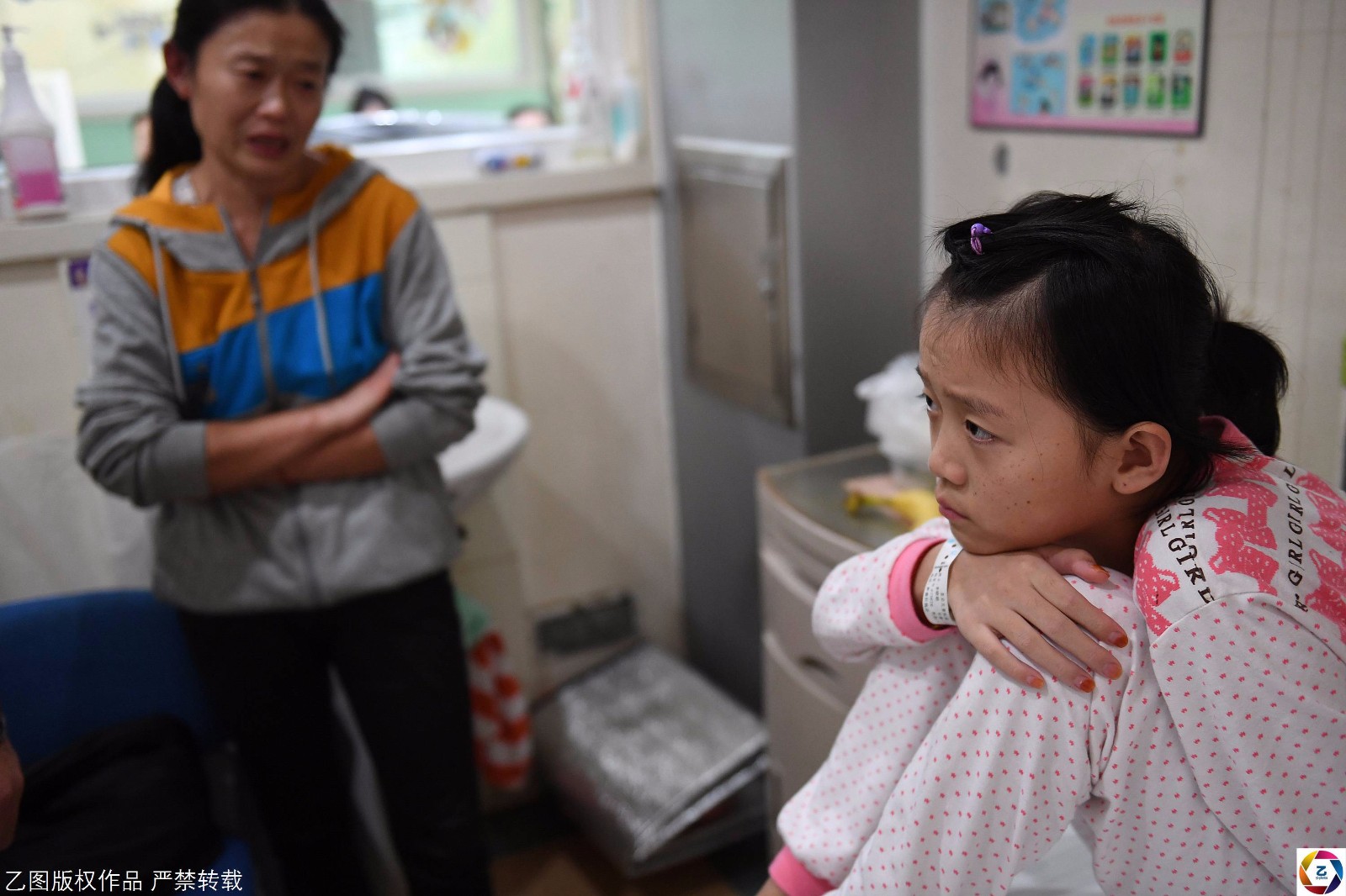 女孩重病无钱治蜗居城中村 哭求妈妈放弃自己