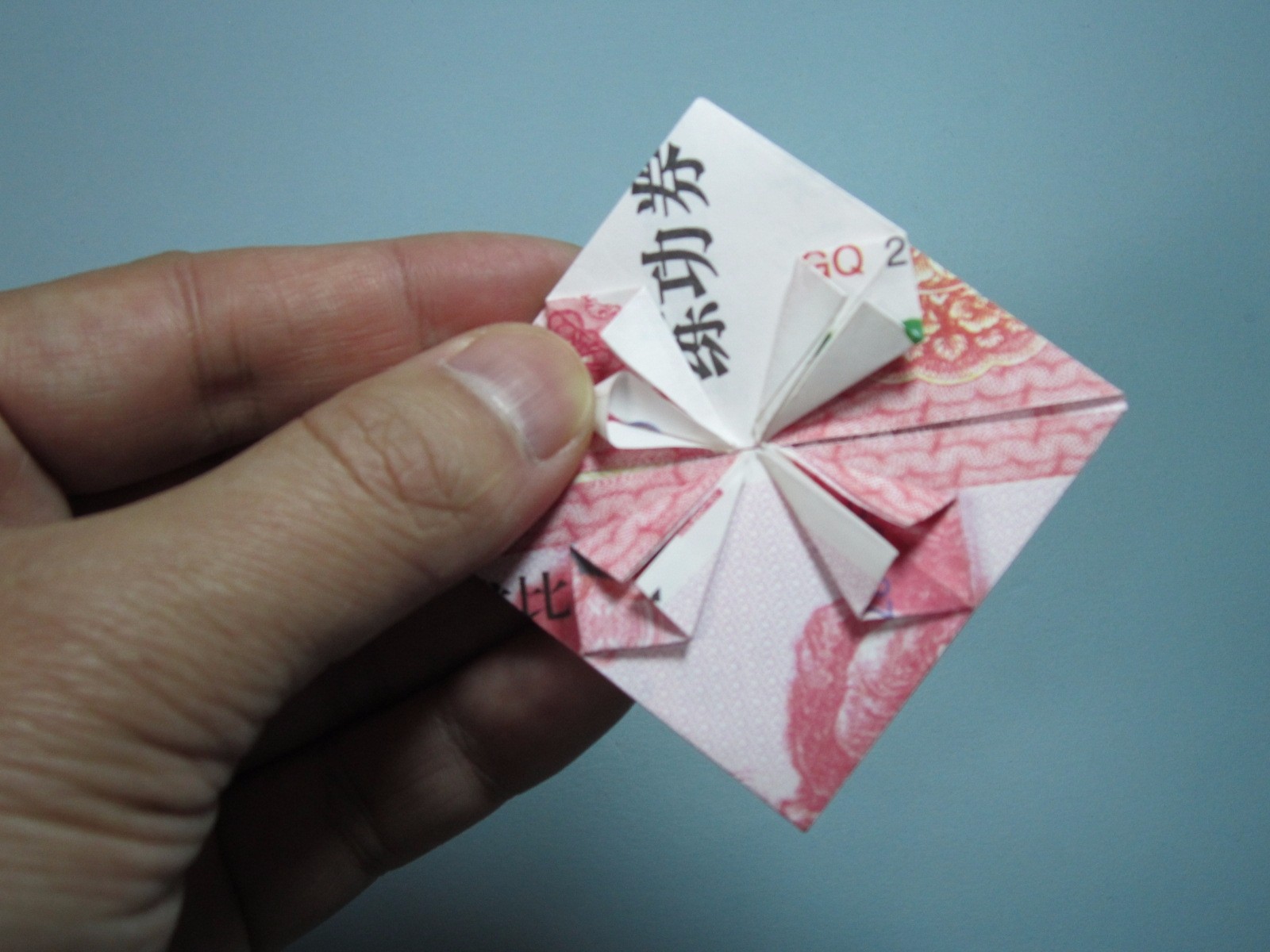 用人民币折纸爱心详细图解放在钱包里的爱心