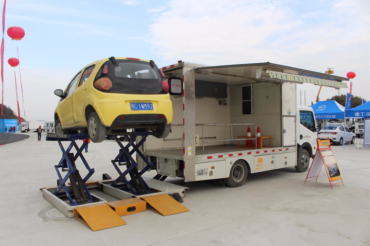 劳动人民的智慧是无穷的,专用车摇身一变成流动服务站