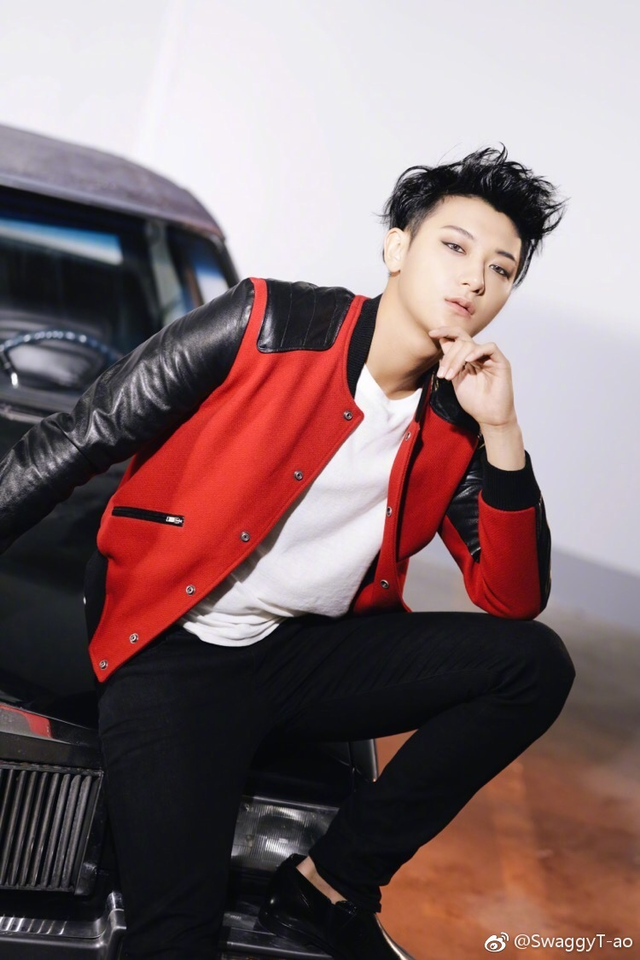 黄子韬近日出席某时尚活动从颜值到造型都赏心悦目