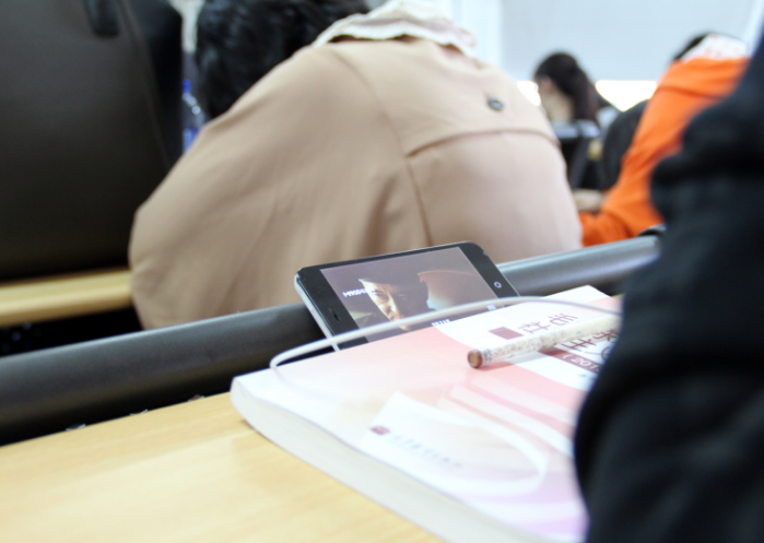 现在的大学睡觉低头玩手机一大片!孩子们真的这么累吗?