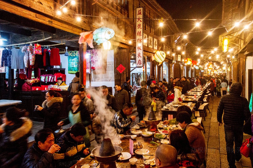 乌镇长街宴:120桌200米500人,民间食俗引游客大快朵颐!
