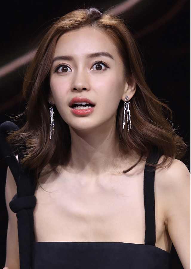 angelababy现身某活动 瞪眼搞怪自拍停不下来毫无偶像包袱