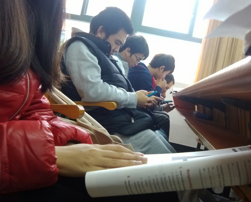 现在的大学睡觉低头玩手机一大片!孩子们真的这么累吗?