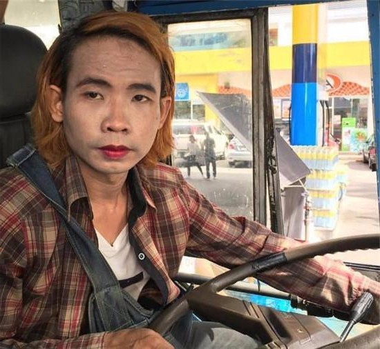 开公交的黄毛人妖丑到无敌如今豪车代步美女如云