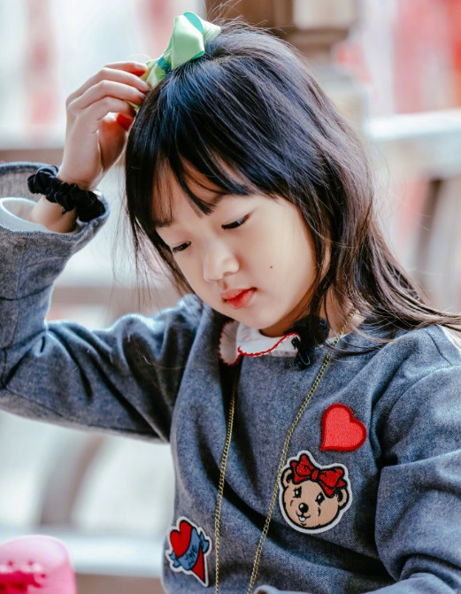 《爸5》曝光最新剧照,neinei自己扎头发戴粉色绒帽超可爱