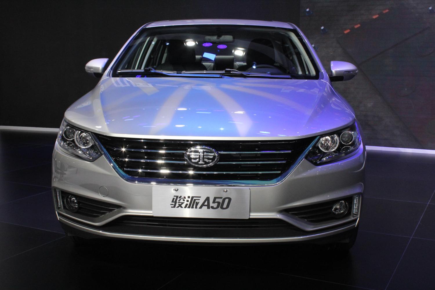 "白衣骑士"并未如期出现, 夏利尴尬地结束了自己的"求偶"之旅