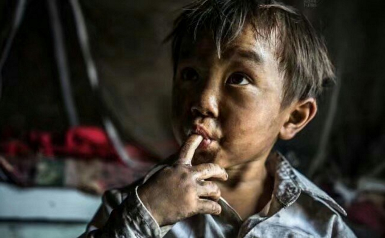 农村脏兮兮的小孩图片,脏脸小女孩图片 - 伤感说说吧
