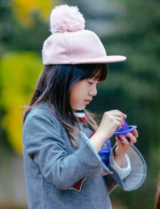 《爸5》曝光最新剧照,neinei自己扎头发戴粉色绒帽超可爱