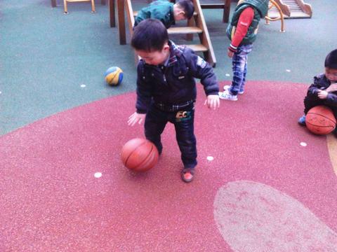 幼儿园体育拍球教案|幼儿|垫子|单手_新浪新闻