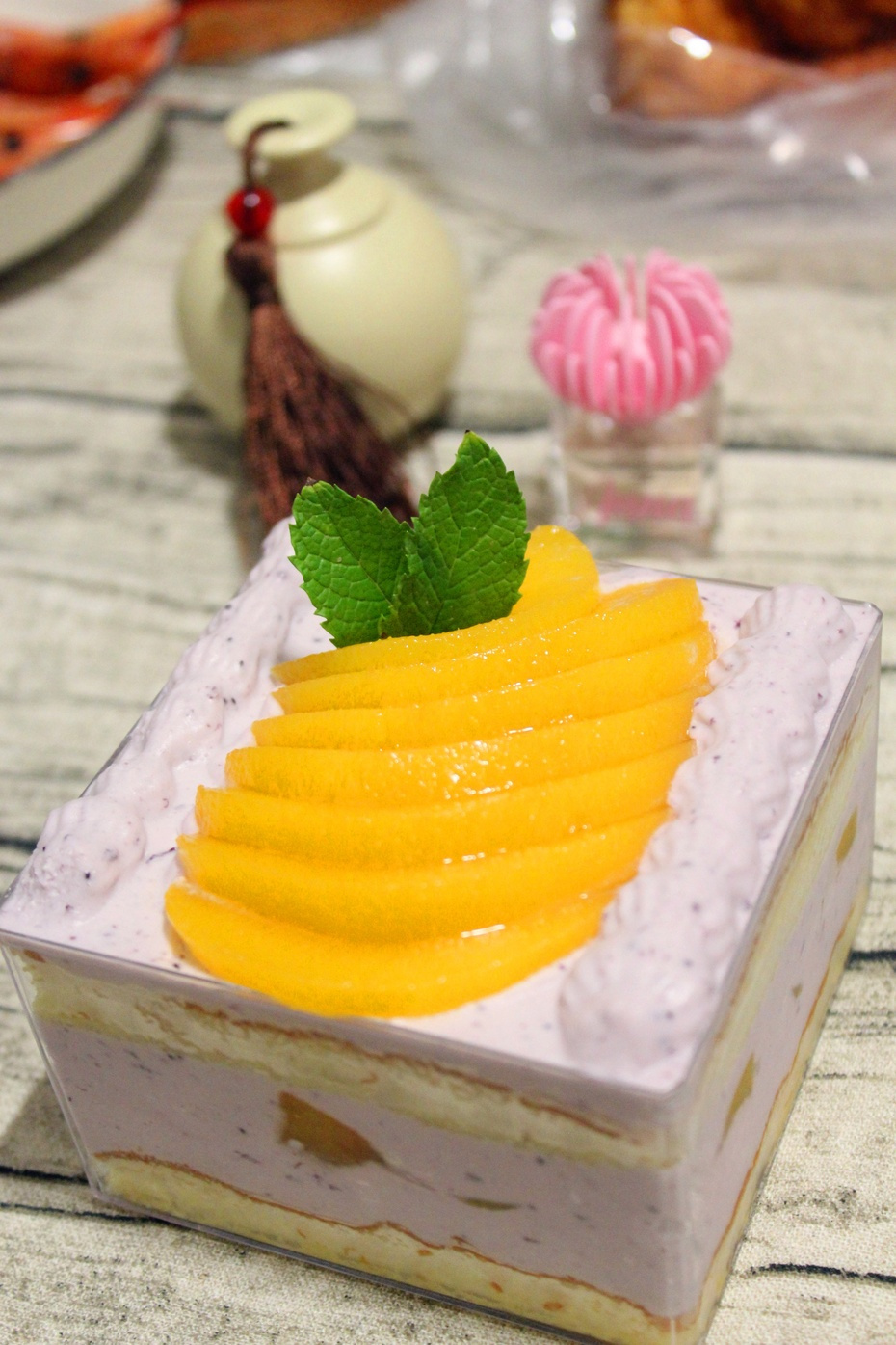 蓝莓黄桃盒子轻松吃到美味可口的奶油蛋糕