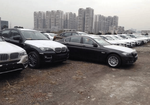 大量宝马5系库存车停满广场,内饰外观崭新,店员:全部6折处理