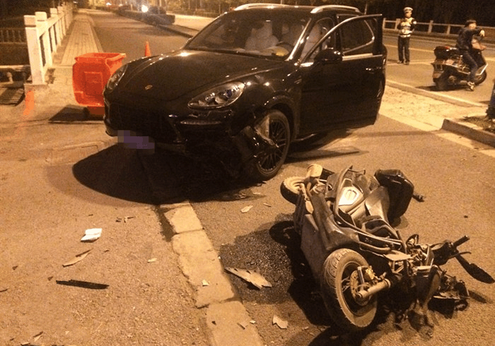 保时捷卡宴对撞电动车,车主当场崩溃