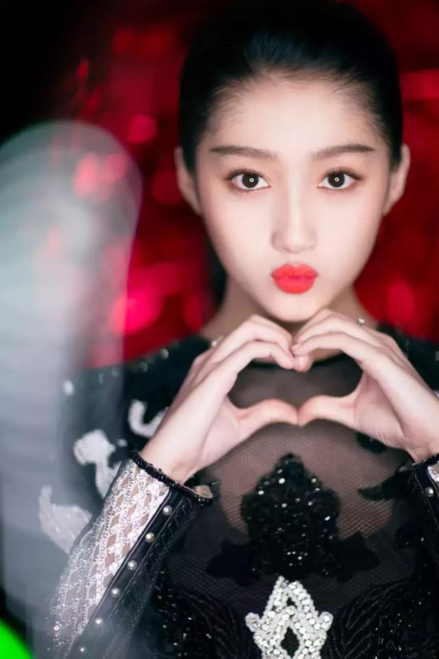 关晓彤张雪迎都用胎毛刘海来减龄,宋茜却掀起