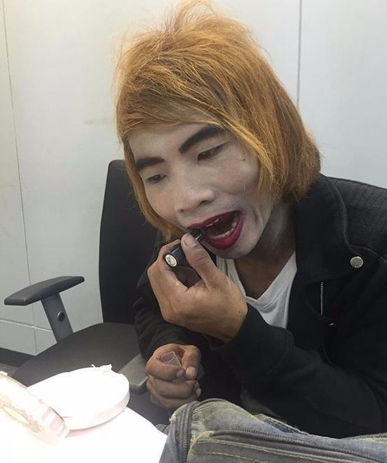 开公交的黄毛人妖丑到无敌如今豪车代步美女如云