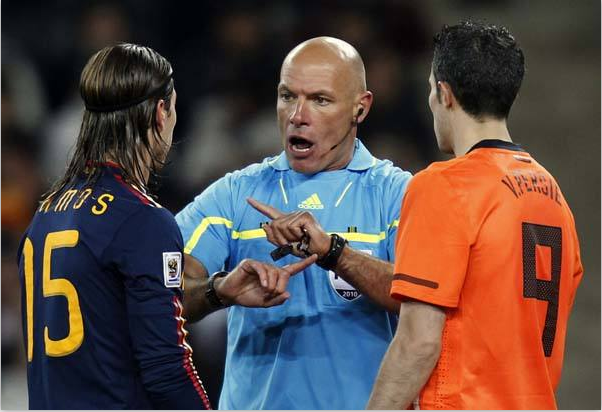 收藏!足球场上常见的裁判手势和信号大科普!