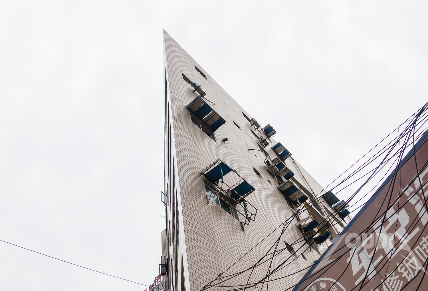 成都现"纸片楼" 侧面薄如纸