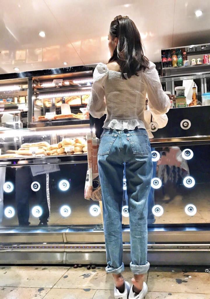 90后小花李沁获奖, 身穿粉色连衣裙, 手拿玫瑰仙气十足