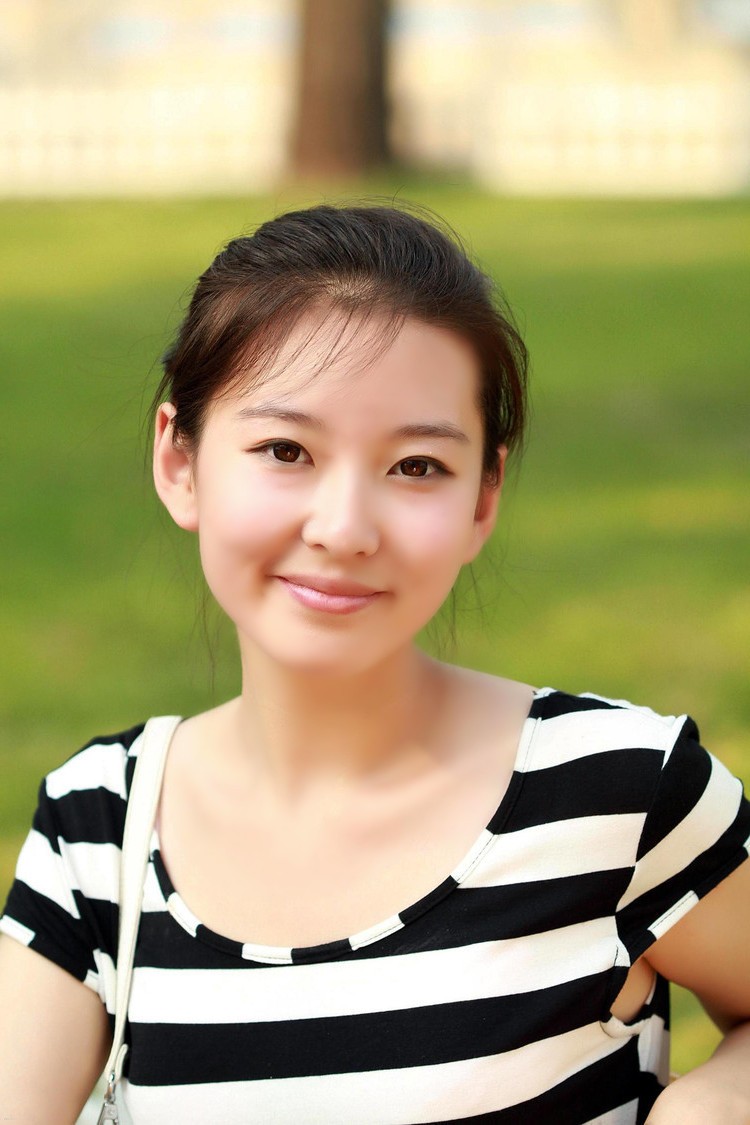 清新素颜的美丽乡村女老师,笑容很美!