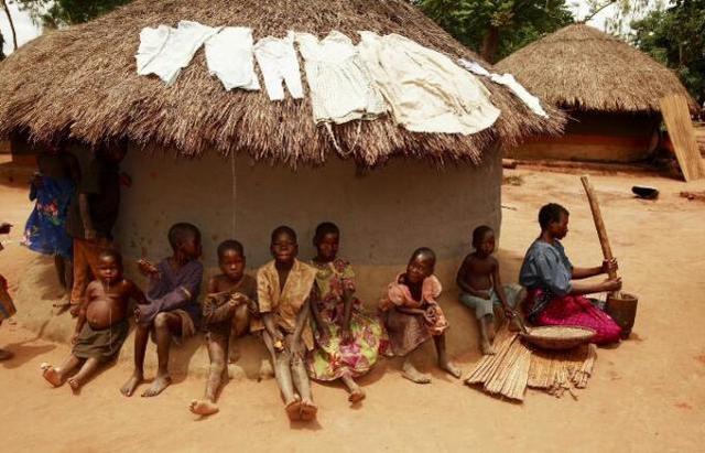 实拍:非洲穷人的现实生活,凉鞋是轮胎做的,台球桌是泥巴做的