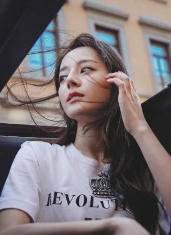 迪丽热巴叫嚣众女星成摆拍女王 怎么也有破功