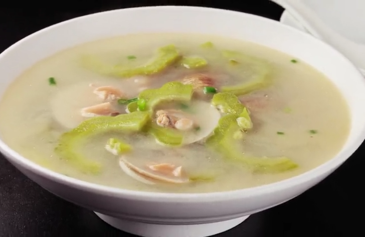 蛤蜊300克,苦瓜150克,姜葱少许,盐,鸡粉各2克,食用油适量.滋阴明目.